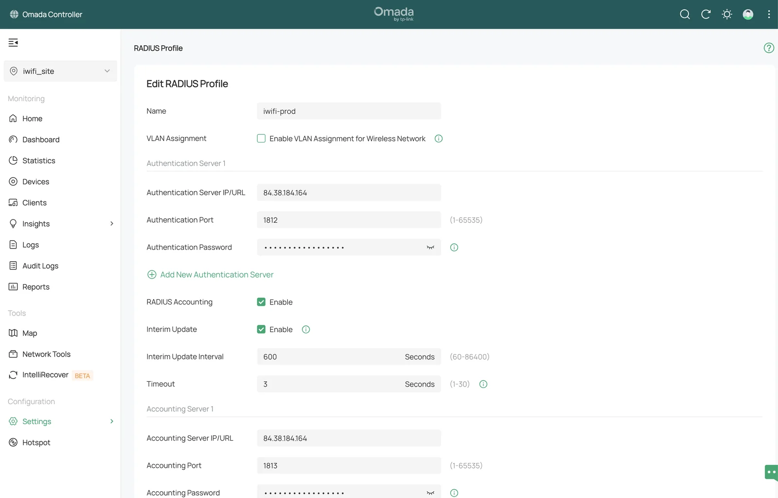 Профиль RADIUS в контроллере Omada 5.x: адрес сервера iWiFi, порты 1812 и 1813, включённые «Учёт RADIUS» и промежуточное обновление